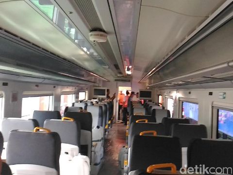 Interior dalam kereta Bandara Soekarno-Hatta 