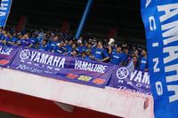 Pendukung pembalap Yamaha Racing Indonesia di area tribun Sentul International Circuit (Foto: Yamaha Indonesia)