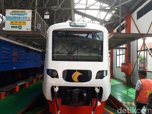 Penampakan Rangkaian Kereta Bandara Soekarno-Hatta di Manggarai
