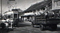 Kereta Trem ketika masih beroperasi di kawasan Pasar Senen.  Istimewa/Colletie Tropenmuseum