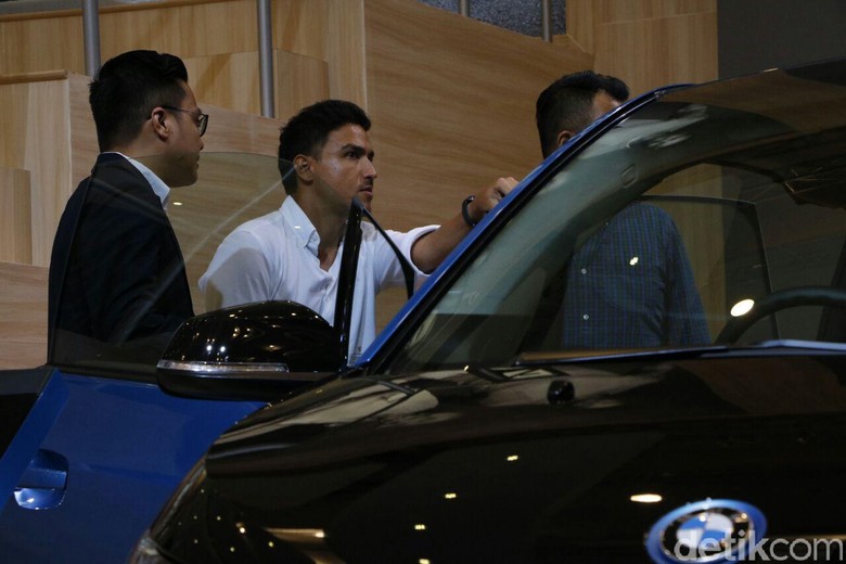 Hamish Daud Melihat-lihat BMW i3 di GIIAS 2017 (Foto: Rangga Rahadiansyah) Hamish Daud Melihat-lihat BMW i3 di GIIAS 2017 (Foto: Rangga Rahadiansyah)