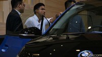 Hamish Daud ngobrol dengan perwakilan BMW Indonesia di arena Gaikindo Indonesia International Auto Show.
