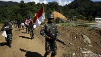 Pasukan gabungan melanjutkan perjalanan, menuruni tebing tanah yang agaknya juga tak terlalu stabil untuk diinjak untuk mengecek Patok selanjutnya yang berjarak sekitar 600 meter dari patok pertama.