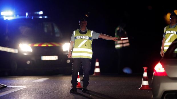 Polisi Prancis berjaga di lokasi insiden yang ada di luar Paris