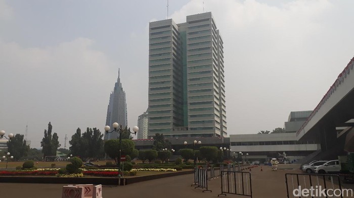 Gedung Nusantara I yang diklaim miring 7 derajat
