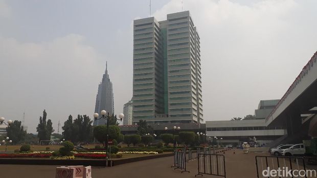 Gedung Nusantara I yang diklaim miring 7 derajat