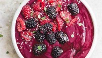 Bit, pisang, beragam buah berry dan susu almond jadi bahan smoothie yang merah menarik. (Foto: Istimewa)