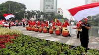 Sejumlah ornamen khas merah putih dikenakan oleh semua personel.