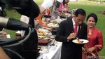 Foto: So Sweet! Jokowi-Iriana Makan Sepiring Berdua