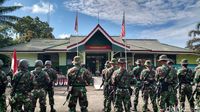 Tentara saat berpatroli.