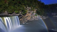 Kalau moonbow yang ini ada di Cucumber Falls yang terletak di Corbin, Kentucky, AS. Air terjun itu mendapat julukan sebagai Niagara dari Selatan dengan lebar 38 meter dan tinggi 18 meter (Dok. Kentucky State Parks) 