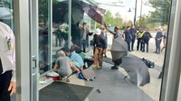 Para kru serta tenaga medis pun memberikan pertolongan pertama pada korban. (Dok. Twitter/CTVNewsBen)
