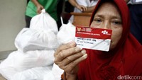 Seorang warga di kawasan Cilangkap, Jakarta Timur, menunjukkan kartu KKS saat menerima Bantuan Pangan Non Tunai (BPNT) Program Keluarga Harapan (PKH) tahap III.