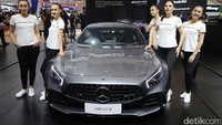 AMG GT R ini menggendong mesin V8 4.0 liter dengan turbocharger ganda, injeksi langsung. Mesin itu memiliki tenaga hingga 585 daya kuda pada 6.250 rpm dengan torsi maksimal 700 Nm pada 1.900-5.500 rpm.