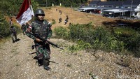Tentara Indonesia dan tentara Malaysia melakukan operasi patok secara bersama-sama.