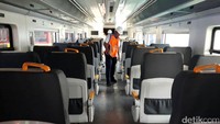Ada dua baris kursi yang berbaris memanjang di sisi kiri dan kanan. Para penumpang pun dapat duduk dengan nyaman sampai tiba di Bandara Soekarno Hatta dengan ruang yang cukup dan juga dilengkapi dengan pendingin ruangan (air conditioner/AC).