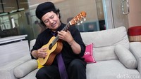 Dia butuh waktu menulis selama setahun. Foto: Asep Syaifullah