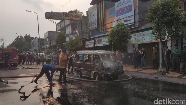 Angkot terbakar di Serang.