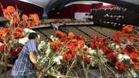 Bunga warna merah putih mengelilingi ruang sidang tahunan.