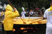 <i>Omelette</i> Raksasa dari 10.000 Butir Telur Sukses Dibuat di Festival Ini