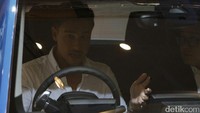 Hamish sempat melihat-lihat mobil listrik BMW i3. BMW i3 ini membuat Hamish ngiler.