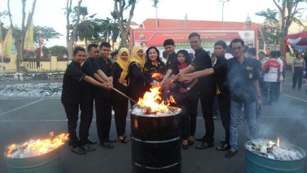 Narkoba dimusnahkan dengan cara dibakar