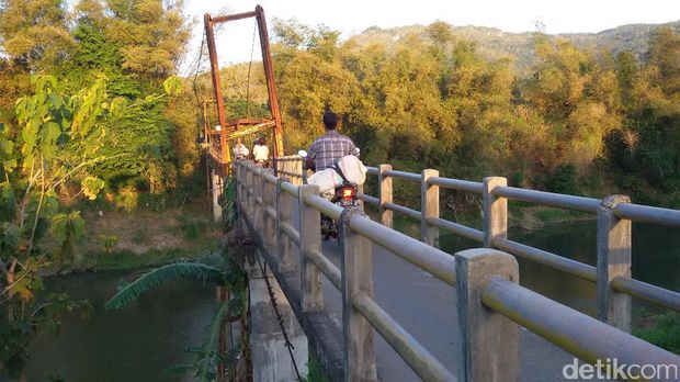 Jembatan yang miring di Bantul, DIY. 