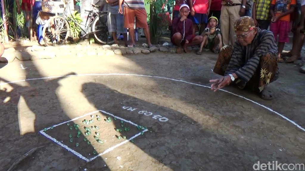 Para Lansia di Purworejo lomba main kelereng untuk memeriahkan HUT kemerdekaan RI