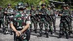 Foto: Ketika Tentara Indonesia dan Malaysia Patroli Bersama