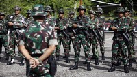 Komandan Satgas Pamtas, Letkol Inf Denny yang langsung memimpin apel dihadapan 33 orang personel yang siap beroperasi bersama, termasuk enam orang dari Ranger Malaysia.