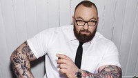 Tak hanya melatih otot-otot badannya, Bjornsson juga melatih otaknya dengan bermain catur. (Foto: Instagram @thorbjornsson)