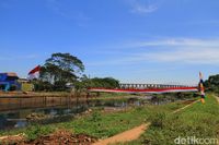 Warga Bentangkan Bendera Merah-Putih 50 Meter di Sungai Citarum