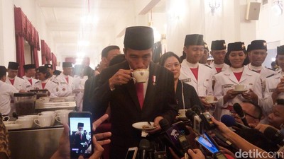 Gaya Jokowi Seruput Kopi Bali