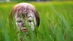 Foto: Saat Manekin Jadi Orang-orangan Sawah