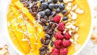 Mangga segar enak dibuat smoothies dengan susu almond. Dipadukan dengan pisang, almond iris, kismis dan kelapa parut kering.Foto: Istimewa