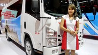 Usher yang berpose di Isuzu Elf juga tak kalah cantiknya.