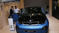 Hamish melihat-lihat beberapa mobil keluaran baru dari BMW. Salah satu yang membuatnya terkesima adalah deretan mobil BMW M dan mobil listrik BMW i3.