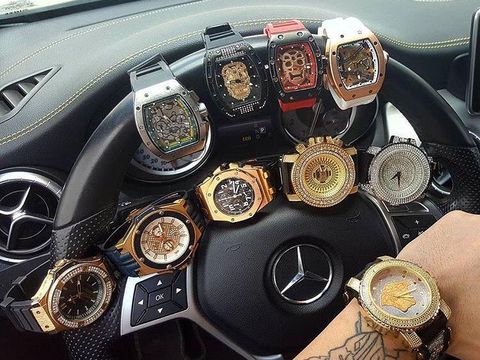 Foto: Gaya Hidup Anak Tajir Tunisia Pamer Mobil Mewah Hingga Tumpukan Uang