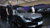 Mercedes-Benz AMG GT R yang lebih banyak menghabiskan waktu pengembangan di sirkuit Neraka Hijau Nurburgring ini merupakan mobil sport yang dapat digunakan di jalan raya dengan gen mobil balap.