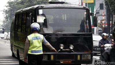 Terobos Busway, Angkot Hingga Bus Kemenhan Ditindak Polisi