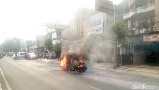 Angkot terbakar di Serang.
