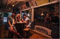 Bersantai di Mavericks Bar, Pantai Pui O (Foto: Hong Kong Tourism Board)