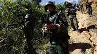 Semua personel melakukan patroli ke batas negara Indonesia-Malaysia yang dipimpin oleh Perwira Topografi Satgas Pamtas Yonif 131/Brs, Kapten Sumaryono.  