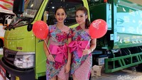 Dua orang usher di booth Hino ini juga akan menyambut pengunjung GIIAS.