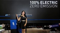Seorang model berpose dengan E-Canter Prototype.