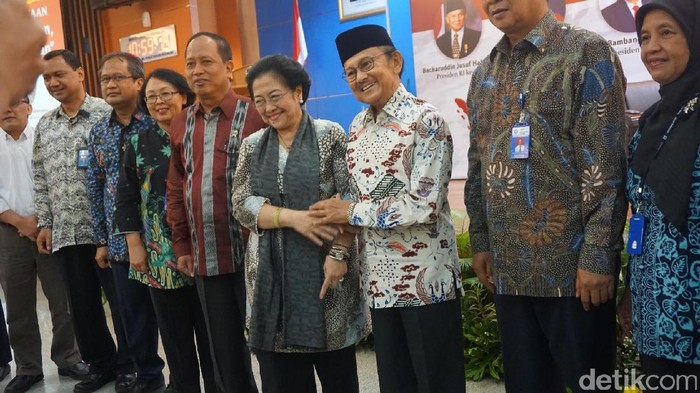 Momen Keakraban BJ Habibie dan Megawati Saat Bertemu di LIPI