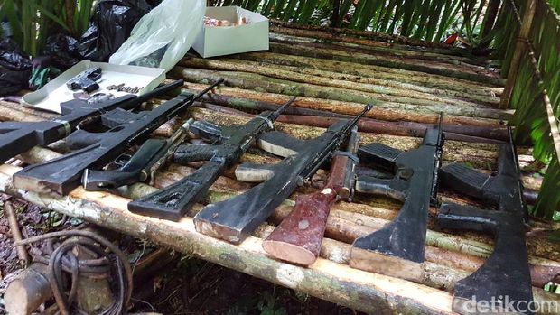 Jelang HUT RI, OPM Yapen Timur Serahkan Diri dan 12 Senapan