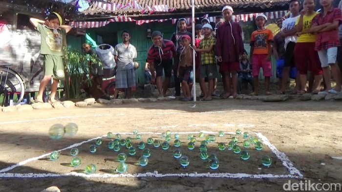 Para Lansia di Purworejo lomba main kelereng untuk memeriahkan HUT kemerdekaan RI