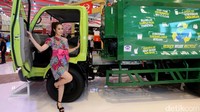 Mereka dengan ramah akan memberikan senyuman kepada pengunjung.