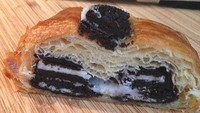 Croissant juga enak dipadukan dengan Oreo. Karenanya Clafouti Patisserie et Cafe di Kanada membuat Crookie. Hmmm, renyah manisnya pasti bikin ketagihan. Foto: Istimewa
